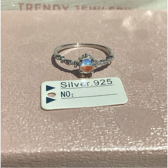 🌓Gorgeous Solid Sterling Silver Petite Moonstone Ring - Picture 8 of 17